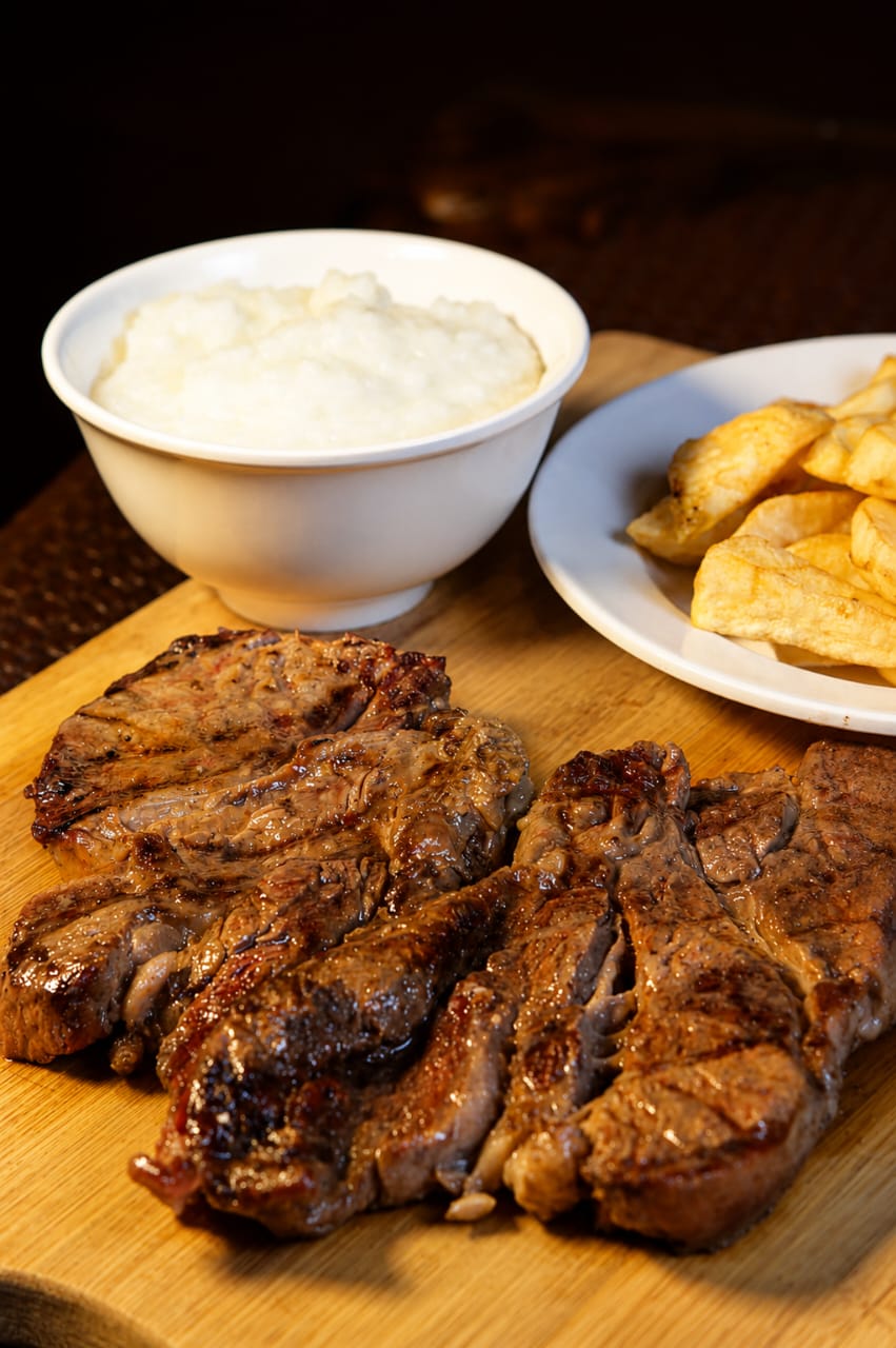 Corte de res a la parrilla con arroz y papas fritas en Parrillín